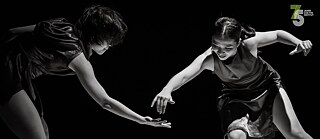 Tänzer*innen auf einer Bühne