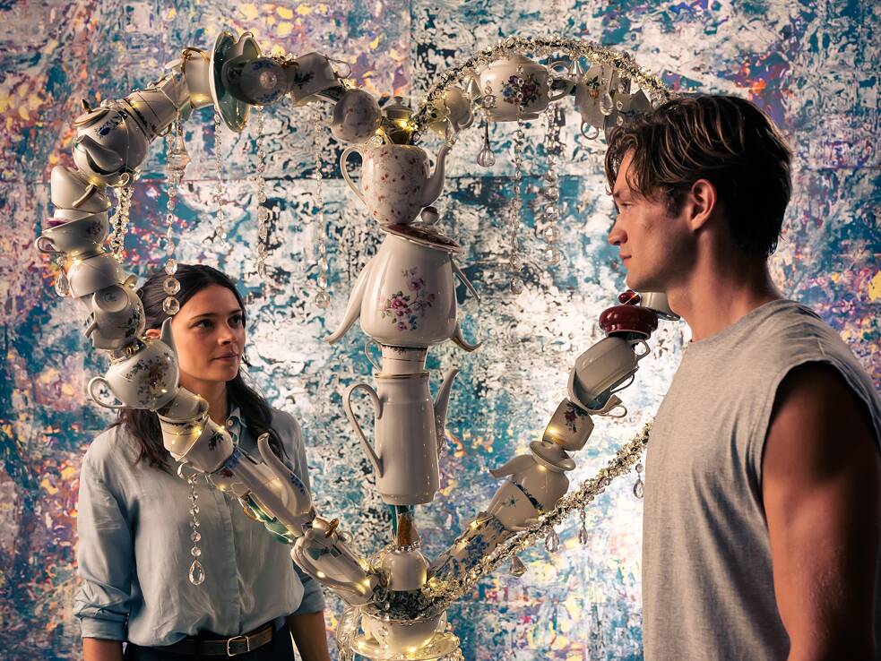 Still da série original "Maxton Hall – O mundo entre nós", da Amazon Prime Video Alemanha. Ruby (Harriet Herbig-Matten) e James (Damian Hardung). 