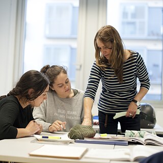 Professora fent clase