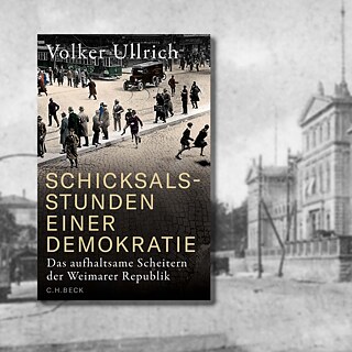 Cover von: „Schicksalsstunden einer Demokratie - Das aufhaltsame Scheitern der Weimarer Republik“ von Volker Ullrich vor dem Hintergrund einer Straßenbahn in der Stadt Weimar vor dem alten Staatsbahnhof um 1900