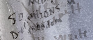 Schriftzeichen auf Stoff