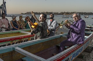 Die Gruppe Flamenkora auf einem Boot mit ihren Instrumenten 