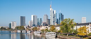 Weiße Deutschlandkarte auf einem hellblauen runden Kreis mit vielerlei Symbolen auf dunkelblauem Hintergurnd