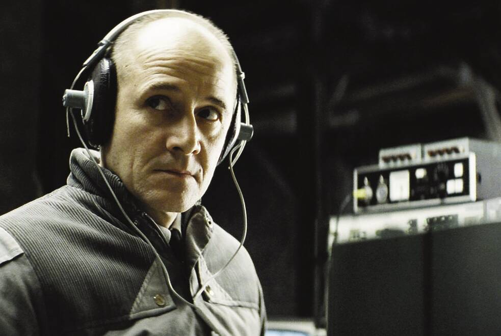 « La Vie des autres » (réalisé par Florian Henckel von Donnersmarck, 1960) – Gerd Wiesler, capitaine au sein du ministère de la Sécurité d'État de la RDA, est chargé de surveiller l'écrivain Georg Dreymann ; ce qu'il découvre au cours de ses activités d'écoute le conduit à se repentir.