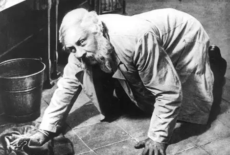 Dans ce remarquable drame muet de Murnau, la caméra, libérée de toute contrainte, parvient, à travers des images magistrales, à créer une parabole novatrice sur les aléas de la vie.