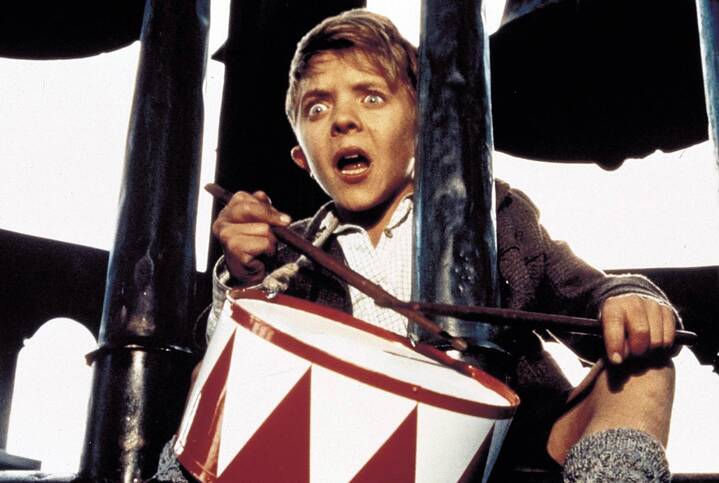 Standbild aus "Die Blechtrommel" (1979) Volker Schlöndorffs "Oscar"-gekrönter Film nach Günter Grass' berühmtem Roman zeichnet ein Panorama deutscher Geschichte von den 1920ern bis 1945. Trommelnd und als Schreihals mit unglaublicher Stimmkraft bekundet der kleinwüchsige Oskar Matzerath sein Missfallen an dem befremdlichen Treiben der spießig-fanatischen Erwachsenen.