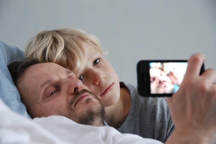 Standbild aus "Halt auf freier Strecke" (2011) Regisseur Andreas Dresen inszeniert eine Geschichte der Extreme die aus alltäglichen Vorgängen erwachsen, eine Erzählung, die im Tod das Leben feiert.