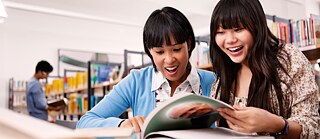 Zwei Kursteilnehmerinnen im Deutsch-Unterricht am Goethe-Institut Singapur