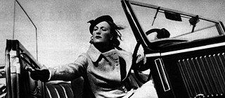 Eine Frau in einem Auto