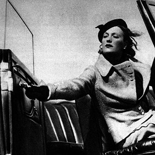 Eine Frau in einem Auto