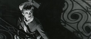 Eine Frau auf einer Treppe