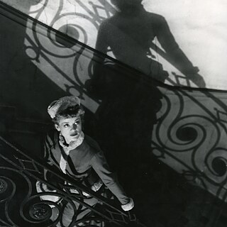 Eine Frau auf einer Treppe