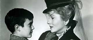 Ein kleiner Junge und eine Frau mit Hut