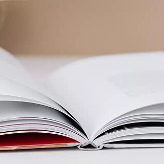  Aufgeschlagenes Buch