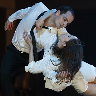 Zwei Tänzer*innen in einer Umarmung. 