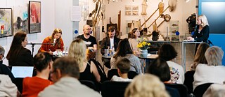 Teilnehmer*innen des Essay-Wettbewerbs präsentieren ihre Werke dem Festivalpublikum 