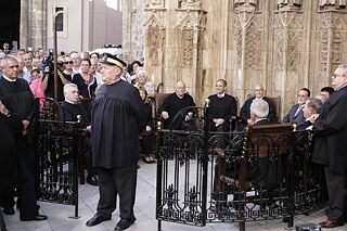 O Tribunal das Águas de Valência: a cada quinta-feira, oito juízes decidem, em última instância, sobre disputas relacionadas à irrigação das plantações – uma tradição de mais de de mil anos 