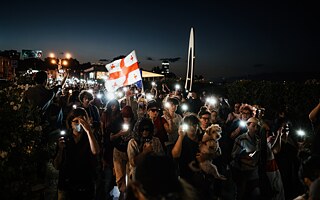 Demonstrace v Tbilisi v srpnu 2025, kterou zorganizovala organizace Sinatle. Sinatle sdružuje 22 nezávislých gruzínských médií v boji proti represím, které jim mimo jiné vysávají finanční základnu.