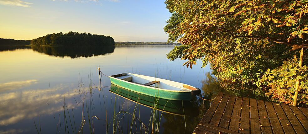 Stiller See mit Steg und Ruderboot am Abend im Herbst, Großer Lychensee, Uckermark