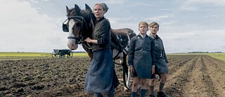 Film still: Diane Kruger, Jasper Billerbeck, Kian Köppke (left to right) in "Amrum" (2025)