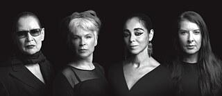 Kunstnerne Katharina Sieverding, Marina Abramović, Shirin Neshat und Sigalit Landau står side om side. Fotoet er sort-hvid.