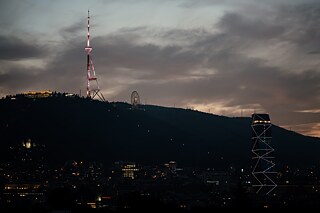 Noční pohled na Tbilisi s osvětlenou televizní věží