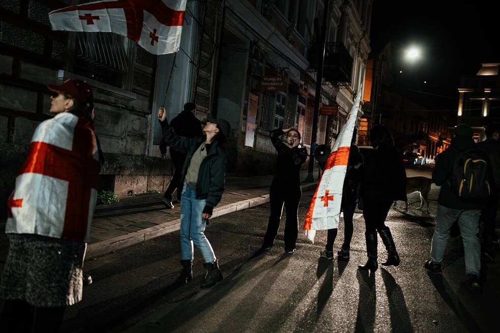 Když byly nasazeny stovky policistů, aby zabránily demonstrujícím v blokování bulváru, lidé přesunuli svou demonstraci na jiné ulice města Tbilisi.