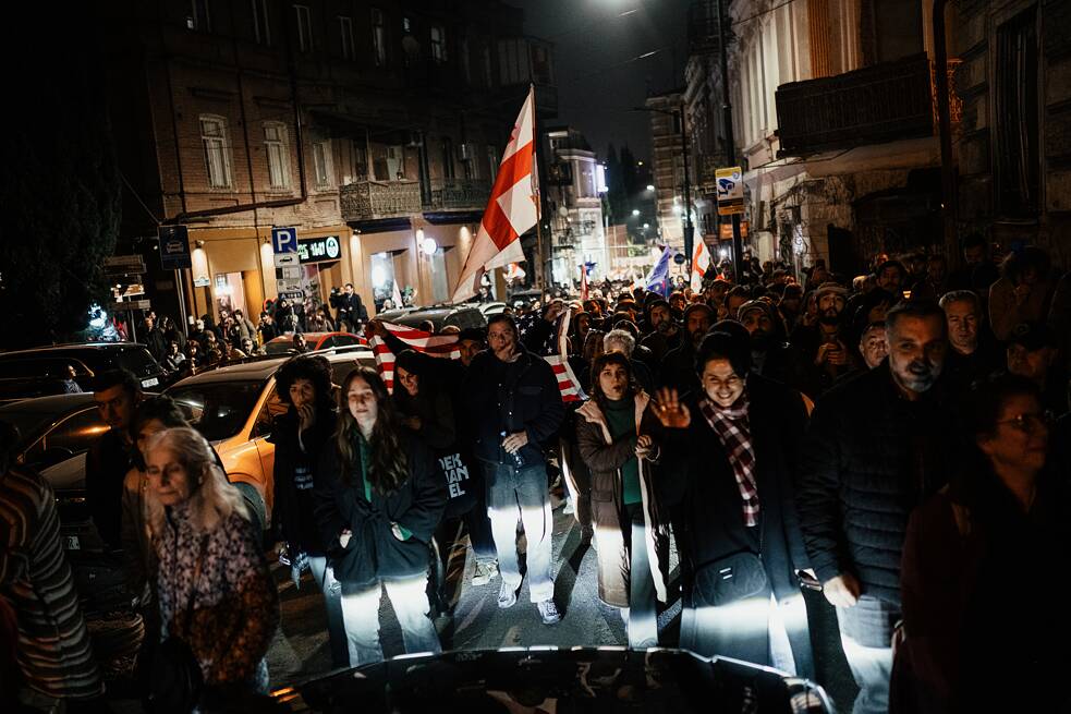 Od listopadu 2024 protestují v hlavním městě Tbilisi každý den lidé proti směřování vládní strany „Gruzínský sen“. Zde jsou záběry z Tbilisi ze dne 13. listopadu 2025.