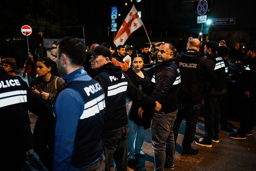 13. listopadu 2025 se policie dokonce pokusila zakázat lidem přecházet přes přechody pro chodce, což napětí ještě více vyostřilo.