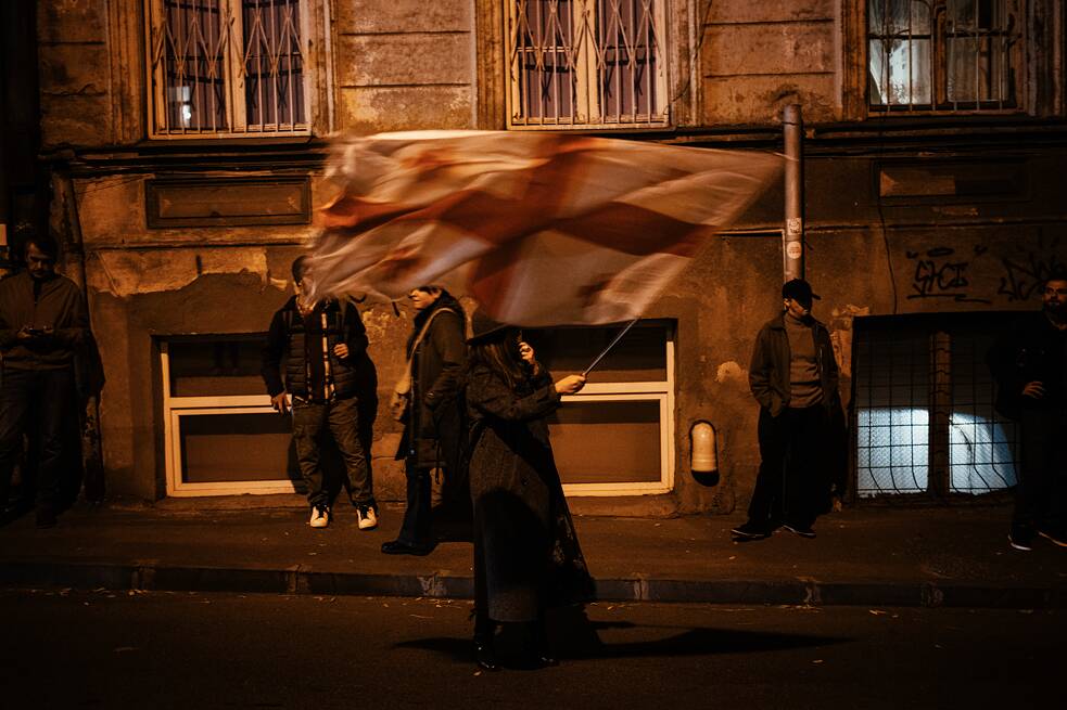 Navzdory pokusům vlády potlačit hnutí – zavedením zákonů omezujících svobodu projevu, desetinásobným zvýšením pokut a zatýkáním lidí za blokování bulváru Rustaveli – protesty pokračovaly.