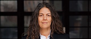 Porträt von der deutschen Autorin Jina Khayyer. 