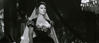 Eine Frau in einem Abendkleid