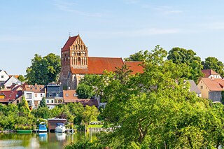 Blick über den Lychener Stadtsee zur Stadtkirche Sankt Johannes