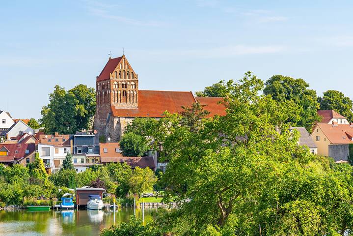 Blick über den Lychener Stadtsee zur Stadtkirche Sankt Johannes