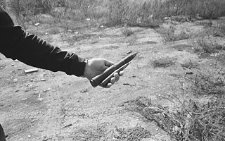 Soldaten, die wir in der nähe der Front treffen, schenken Merlin alte Munition, Oktober 2025