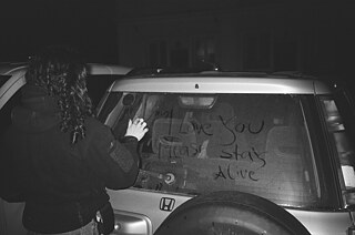 Charkiw – Meine Kollegin Margaux malt auf mein Auto. 