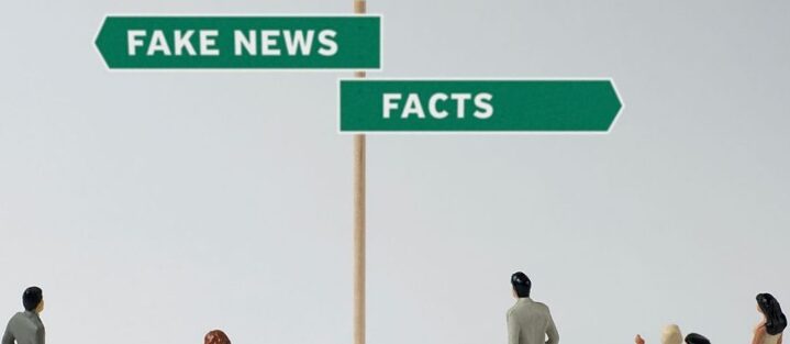 Menschliche Figuren, die am Scheideweg eine Entscheidung treffen müssen (Fake News - Fakten)