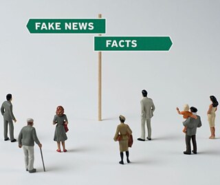Menschliche Figuren, die am Scheideweg eine Entscheidung treffen müssen (Fake News - Fakten)