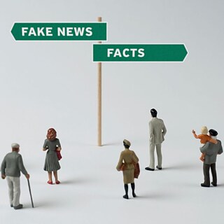 Menschliche Figuren, die am Scheideweg eine Entscheidung treffen müssen (Fake News - Fakten)