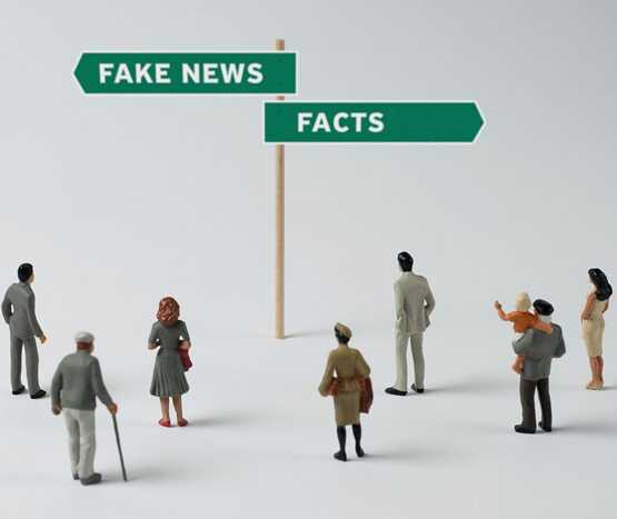 Menschliche Figuren, die am Scheideweg eine Entscheidung treffen müssen (Fake News - Fakten)