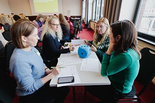 Die Teilnehmerinnen des Einführungsseminars zum Starterkit machen sich mit den Materialien vertraut.