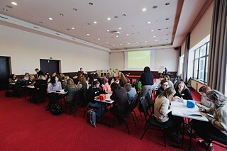 Die Teilnehmerinnen des Einführungsseminars zum Starterkit machen sich mit den Materialien vertraut.