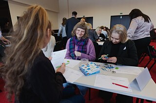 Die Teilnehmerinnen des Einführungsseminars zum Starterkit machen sich mit den Materialien vertraut.