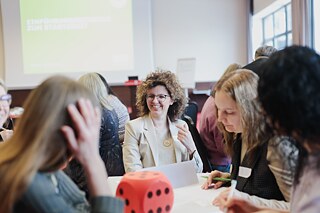 Die Teilnehmerinnen des Einführungsseminars zum Starterkit machen sich mit den Materialien vertraut.