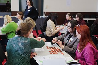 Die Teilnehmerinnen des Einführungsseminars zum Starterkit machen sich mit den Materialien vertraut.