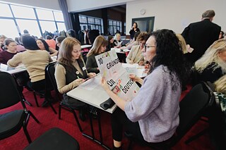 Die Teilnehmerinnen des Einführungsseminars zum Starterkit machen sich mit den Materialien vertraut.