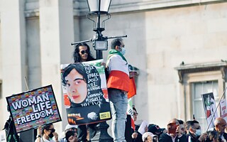 Protesty na podporu rovnosti, žen a lidských práv v Iránu v říjnu 2022 v Londýně.