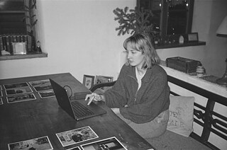 Meine beste Freundin Jana beim Editieren von Fotos an Weihnachten. Auch Jana ist Fotografin.