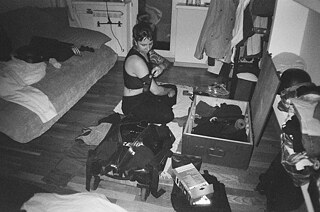 Packen für den Fronteinsatz. Ein letztes Mal das Anlegen eines Tourniquet trainieren.