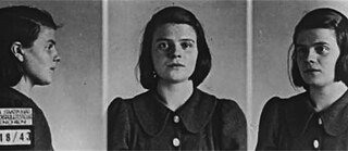 Fotos de Sophie Scholl tomadas de la Gestapo durante el registro de identificación el 20 de febrero de 1943, después de haber sido detenida el 18 de febrero 1943